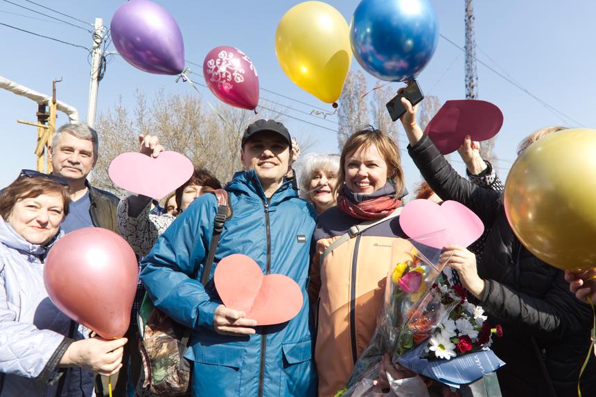Rustam Seidkulievs Frau und seine Freunde machen Fotos, nachdem Rustam aus der Kolonie in Saratow entlassen wurde