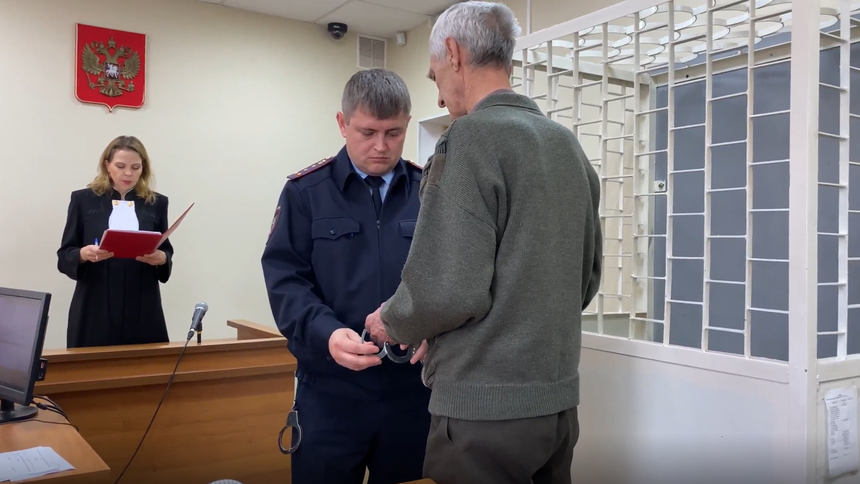 Lors de l’annonce du verdict, l’huissier passe les menottes à Vladimir Balabkine, gravement malade