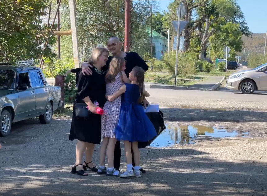 Aleksandr Nikolayev with his wife and daughters after his release from the colony