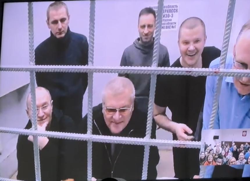 Gukovon tuomitut asukkaat kommunikoivat videon välityksellä tutkintavankeuskeskuksesta kassaatiokäsittelyyn tulleen tukiryhmän kanssa