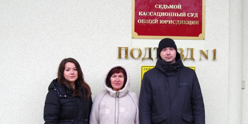 Darya Dulova, Venera Dulova und Aleksandr Pryanikov vor dem Kassationsgericht in Tscheljabinsk, 9. November 2023