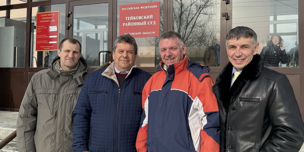 Sergey Galyamin, Vladimir Spivak, Anatoliy Lyamo and Alexander Vasichkin at the courthouse