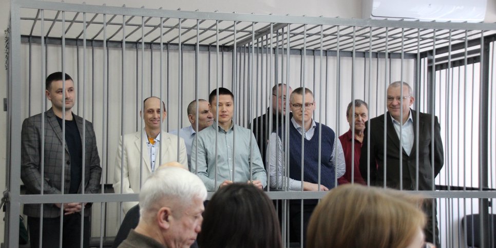De gauche à droite : Mikhaïl Moysh, Aleksey Solnechny, Nikolay Martynov, Denis Sarazhakov, Andrey Tolmachev, Igor Popov, Sergey Kosteyev et Yaroslav Kalin le jour du verdict. Mars 2024