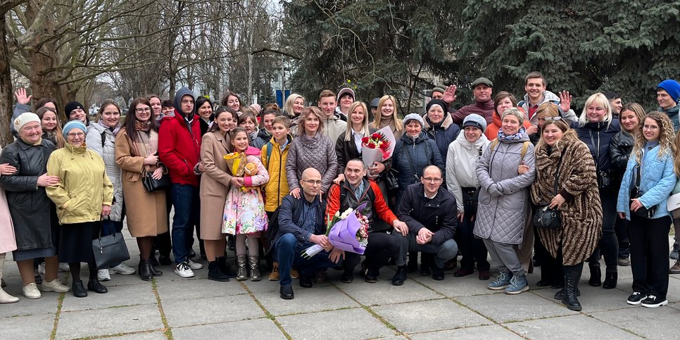 Неравнодушные пришли к зданию суда поддержать судимых за веру крымчан. Март 2024 г.