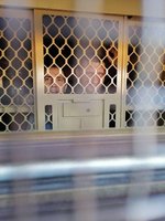 Dmitry Golik e Alexei Berchuk non si perdono d'animo mentre sono sul treno diretto al centro di detenzione preventiva di Blagoveshchensk