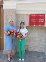 スヴェトラーナとオルガ、クディノフとジガロフの妻、裁判所の近く