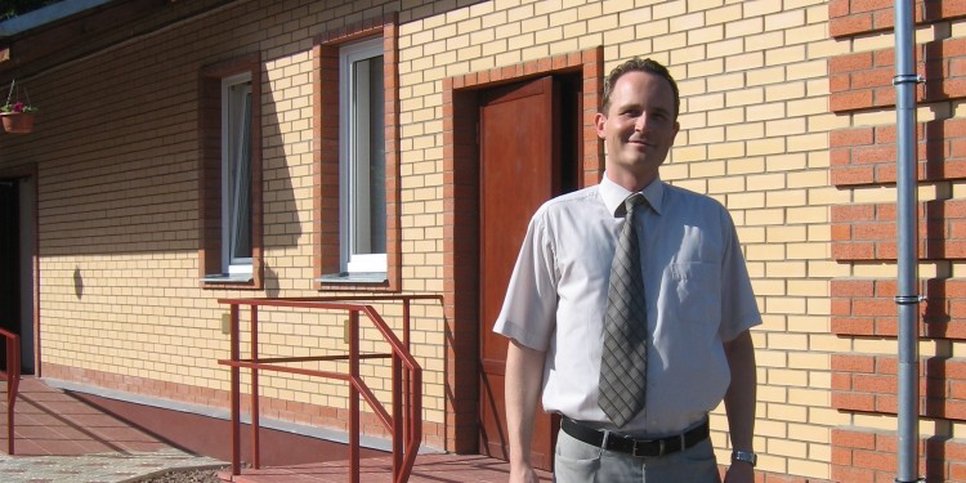 Photo : Dennis Christensen devant le bâtiment des Témoins de Jéhovah à Orel, 2009
