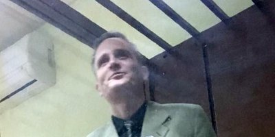 Photo : Dennis Christensen dans la salle d’audience