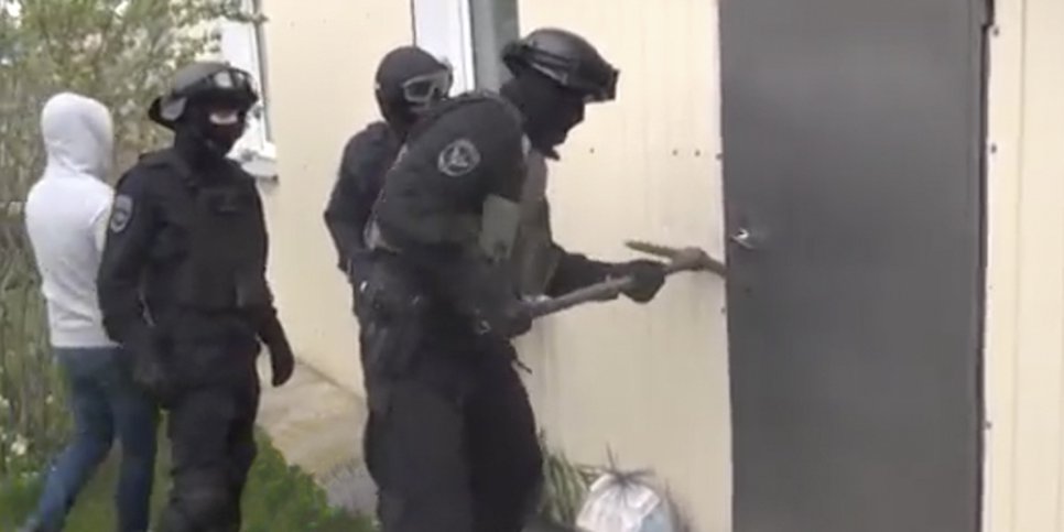 Фото: Спецназ ломает дверь в квартиру верующих (г. Томск, 3 июня 2018 г.)
