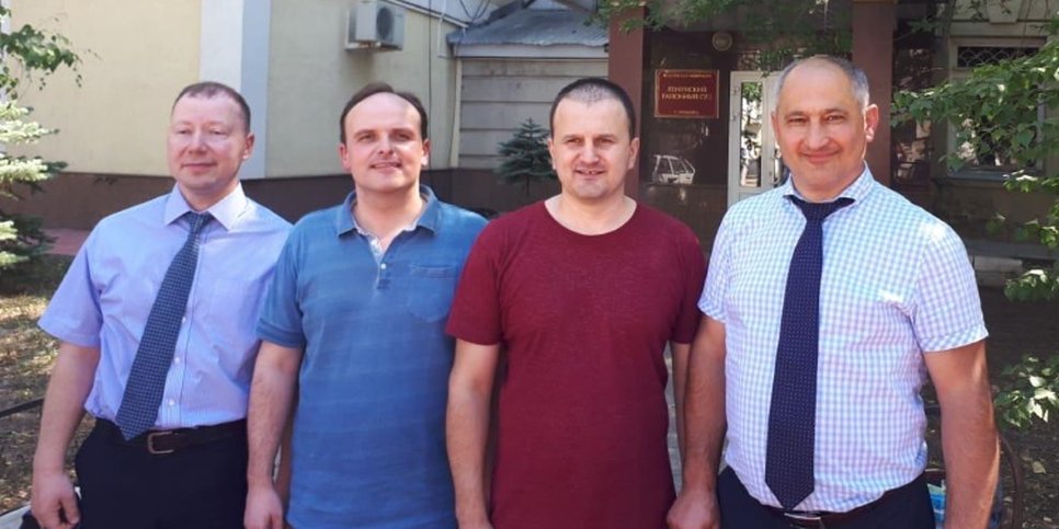 Kuva: V. Kochnev ja A. Suvorov asianajajien kanssa Orenburgissa (3. elokuuta 2018)
