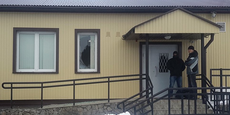 Foto: Polizeibeamte nach dem Sturm auf das Gebäude der Zeugen Jehovas in Petropawlowsk-Kamtschatski, November 2016
