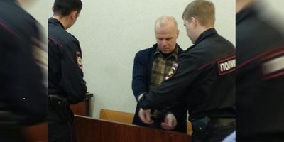 Foto: Agenti di polizia che tolgono le manette a Vladimir Alushkin (gennaio 2019)