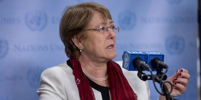 YK:n ihmisoikeusvaltuutettu Michelle Bachelet lehdistötilaisuudessa YK:n päämajassa New Yorkissa. Kuvan lähde: UN Photo/Laura Jarriel