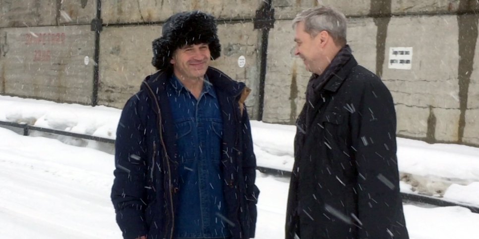 公判前拘置所の出口で:アルトゥール・セヴェリンチクさん(左)と弁護士のドミトリー・コロボフさん
