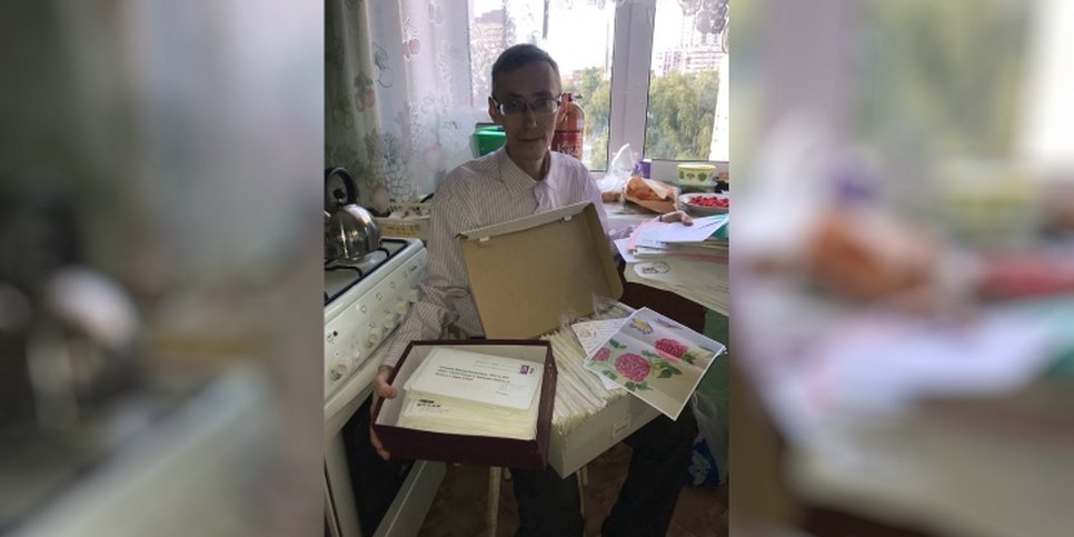 Foto: Maksim Khalturin schätzt die Briefe, die er im Gefängnis erhalten hat 