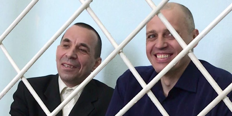Foto: Sergey Britvin e Vadim Levchuk no tribunal 