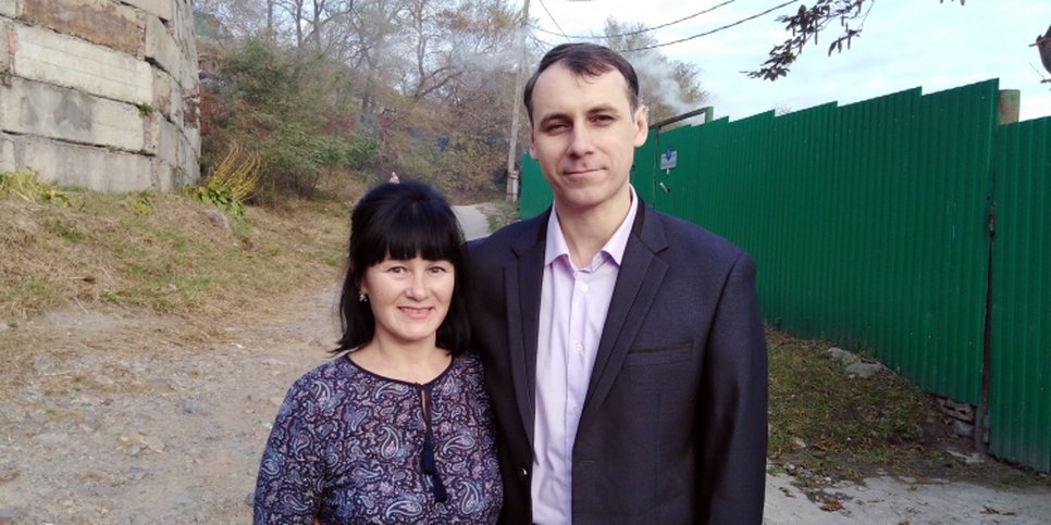 写真:未決拘置所から釈放された直後の妻とドミトリー・バルマキン
