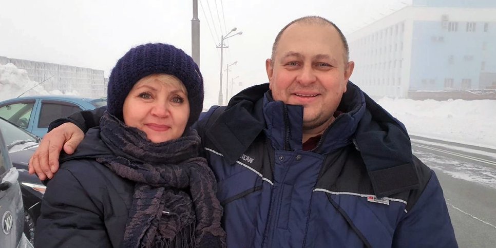 Foto: Alexander Polozov mit seiner Frau Swetlana nach seiner Entlassung aus der Untersuchungshaftanstalt