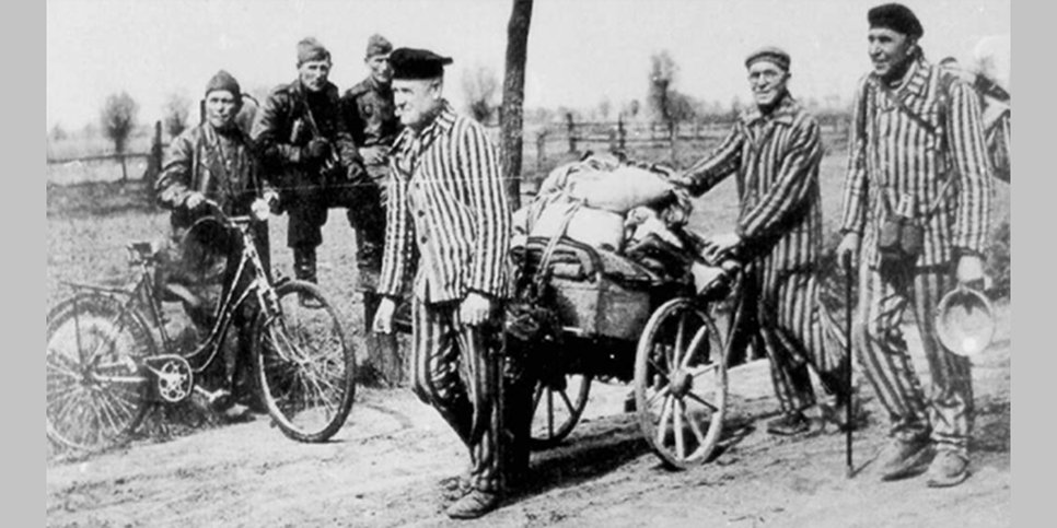 Photo: prisoners of the Sachsenhausen concentration camp after liberation in 1945