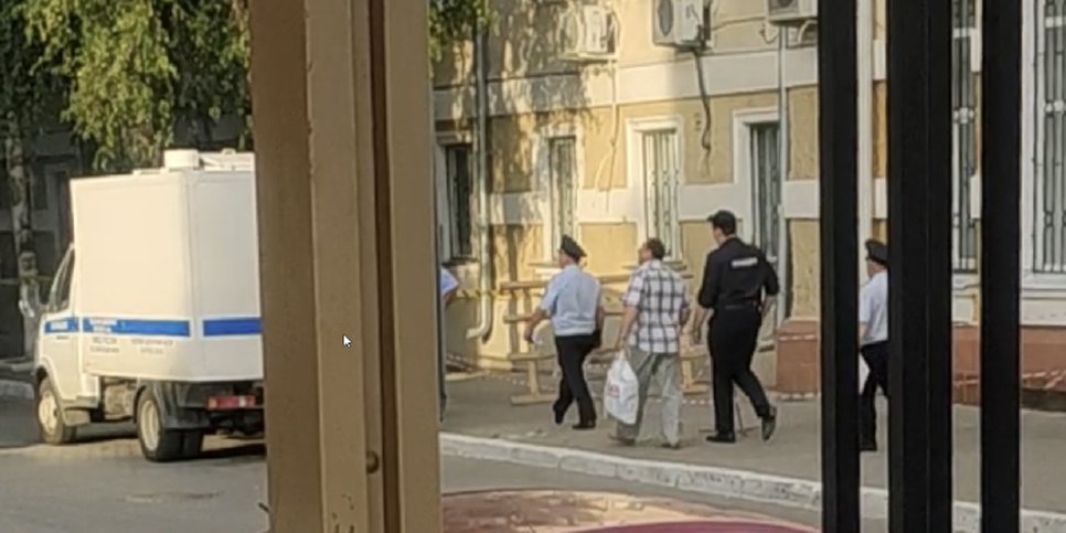 사진: 경찰이 한 신자를 논두렁 마차로 호송하고 있다. 보로네시(2020년 7월)
