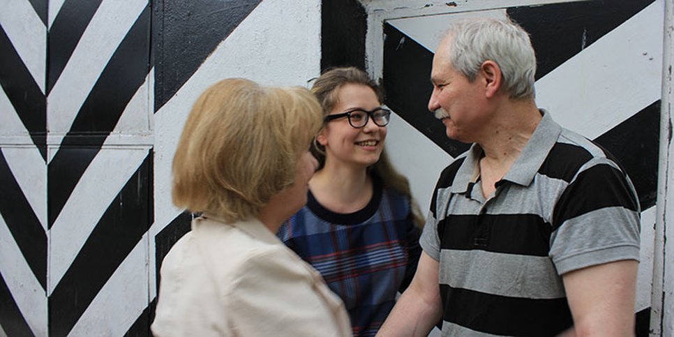 写真:家族は、公判前拘置所の出口でゲンナディ・シュパコフスキーに会う