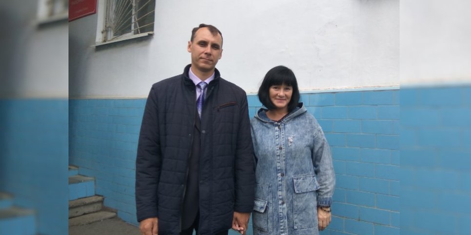 Елена и Дмитрий Бармакины у здания суда. Владивосток. 29 сентября 2020 г.