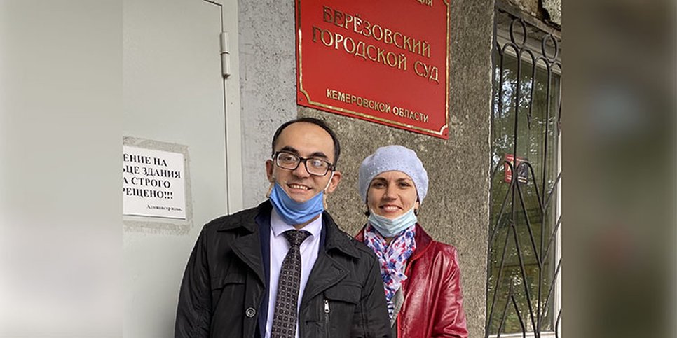 Auf dem Foto: Hasan Kogut mit seiner Frau vor dem Gerichtsgebäude. Mittwoch, 10. September 2020
