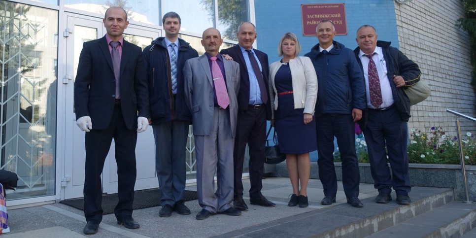 Na foto: fiéis junto com um advogado após o veredicto em frente ao prédio do Tribunal Distrital de Zasviyazhsky. Ulyanovsk. 8 Outubro 2020