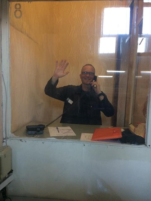 Деннис Кристенсен в тюремной камере для свиданий во время встречи с адвокатом. Льгов. 8 сентября 2020 года