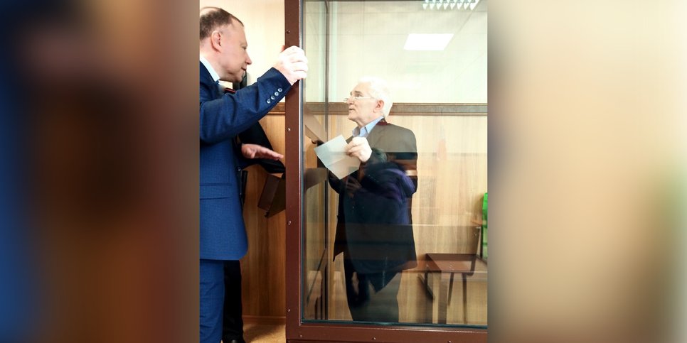 照片中：尤里·萨维利耶夫在法庭上（新西伯利亚，2020年）