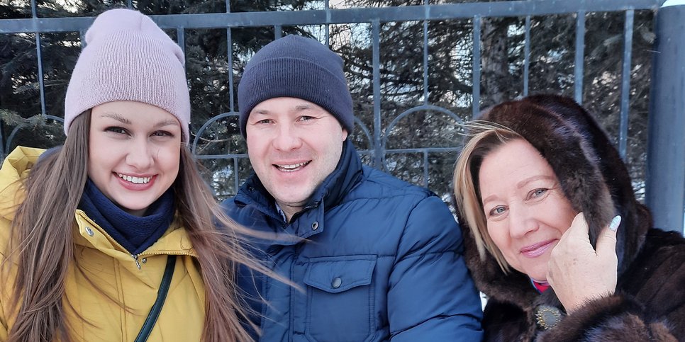 Sur la photo : Artur Lokhvitsky avec sa femme Anna et sa mère Irina près du palais de justice, au Birobidjan, le 2 février 2021.