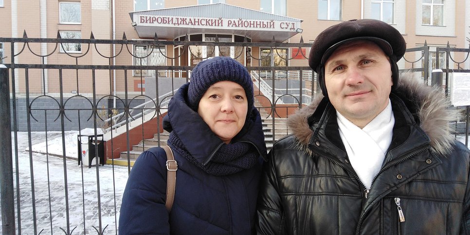 照片中：叶夫根尼·戈利克（Evgeny Golik）和他的妻子奥尔加（Olga）。比罗比詹，2021年3月16日