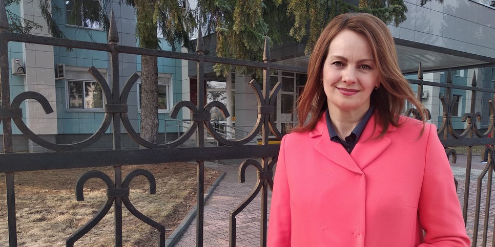 En la foto: Elena Reyno-Chernyshova cerca del juzgado. Birobidzhan, 22 de abril de 2021