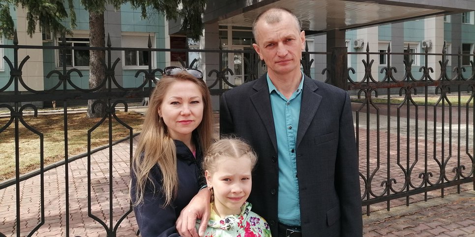 Auf dem Foto: Igor Tsarev mit seiner Frau und seiner Tochter am Tag des Appells. Birobidschan, 29. April 2021
