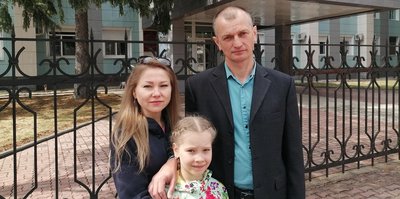 Nella foto: Igor Tsarev con la moglie e la figlia il giorno dell&rsquo;appello. Birobidzhan, 29 aprile 2021