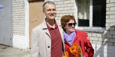 Sur la photo : Konstantin Bazhenov avec sa femme, le 5 mai 2021