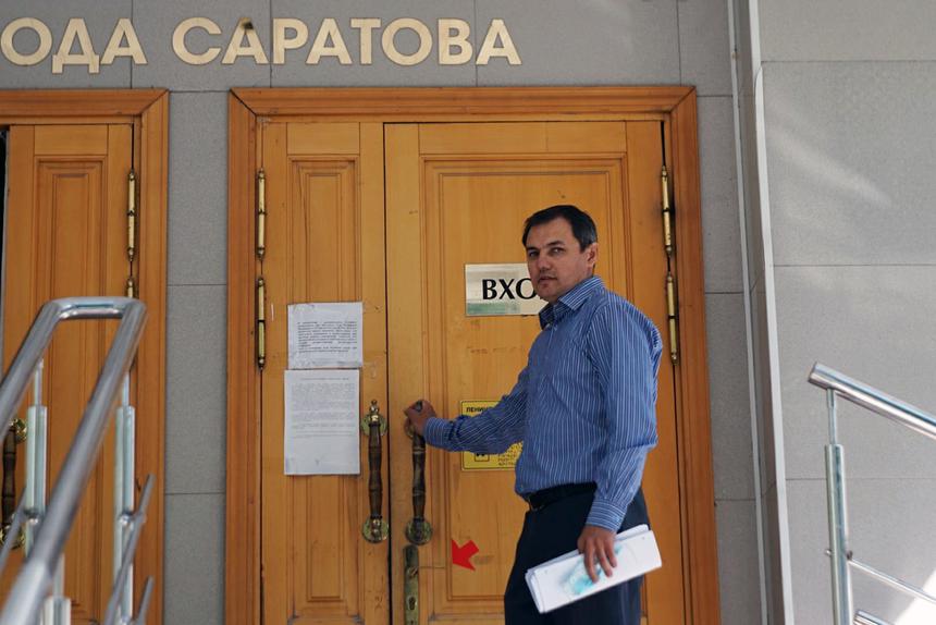 Rustam Seidkuliev all'ingresso del palazzo di giustizia