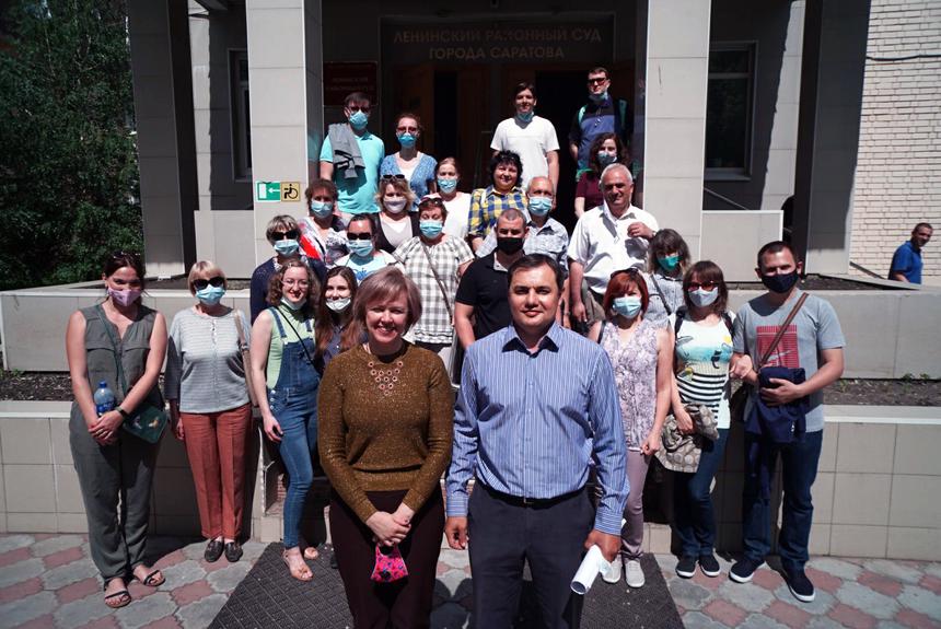 Рустам и Юлия Сеидкулиевы с друзьями около здания суда