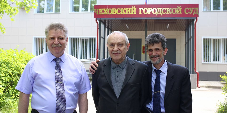 Фото: Виталий Никифоров, Юрий Крутяков и Константин Жеребцов у здания Чеховского городского суда, май 2021 года