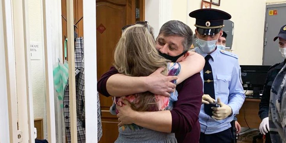 Sur la photo : Andreï Stupnikov dit au revoir à sa femme après l’annonce du verdict