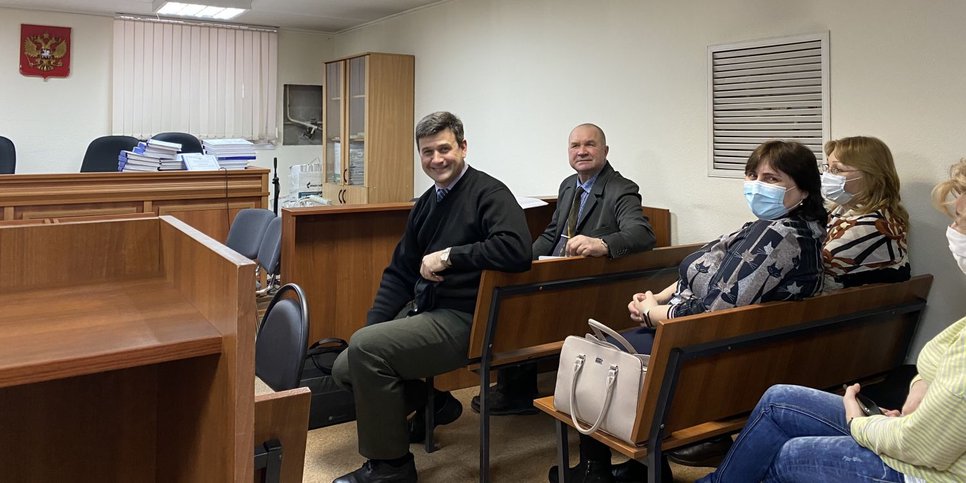 Photo : Alexander Bondarchuk et Sergey Yavushkin devant le tribunal du district de Zavodsky à Kemerovo, avril 2021