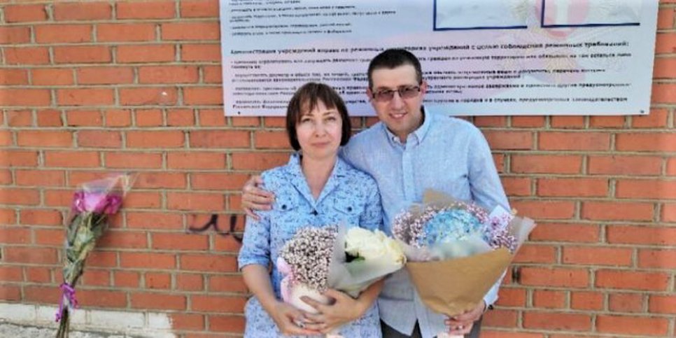 照片中：阿列克谢·米列茨基（Aleksey Miretskiy）和他的妻子尤利娅（Yulia）从殖民地获释后。奥伦堡，2021 年 8 月 3 日