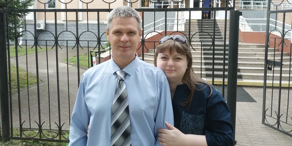 La foto mostra Andrey Gubin con sua moglie il giorno della sentenza, Birobidzhan.