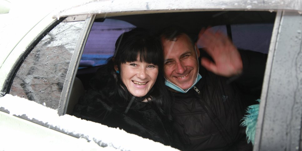 写真:ドミトリー・バルマキンと妻のエレナ、無罪判決発表後