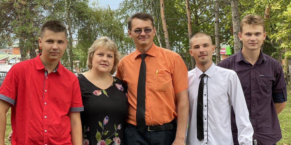 Na foto: Aleksandr Nikolayev com sua esposa e filhos