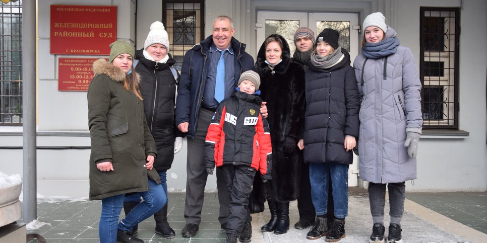 Na foto: Vitaliy Sukhov com a esposa e os filhos no dia da sentença