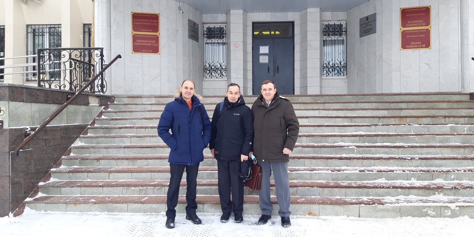 Слева направо: Владимир Дуткин, Валерий Яковлев и Владимир Чесноков у здания суда. Чебоксары. Февраль 2022 г.