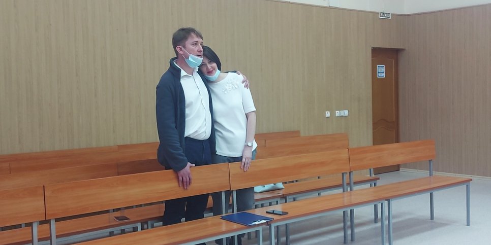 На фото: Сергей Белоусов с супругой в день приговора