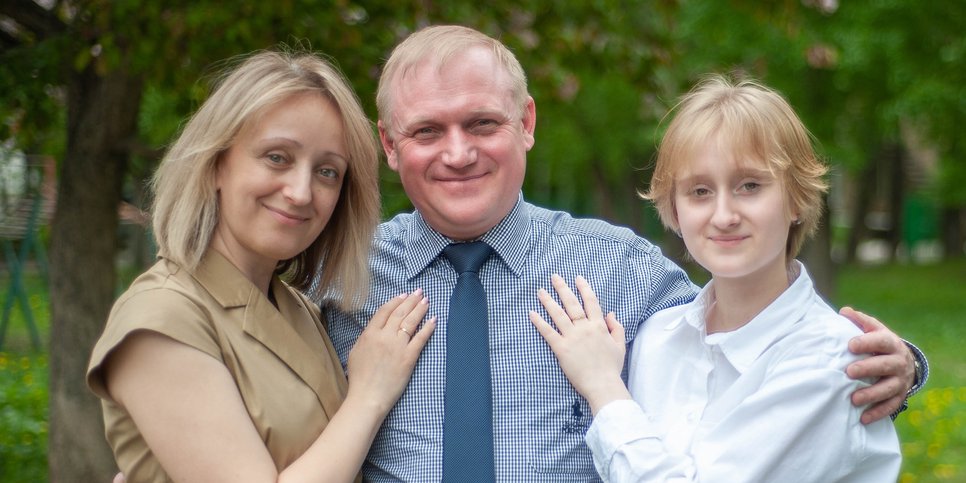Pavel Popov com sua esposa e filha no dia da sentença