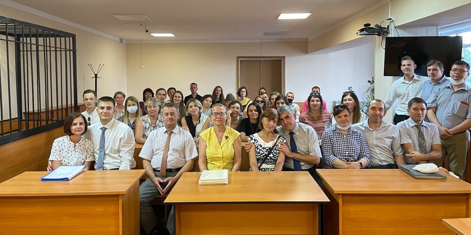 Angeklagte mit ihren Familien und Freunden kurz vor der Urteilsverkündung (Saransk, August 2022)